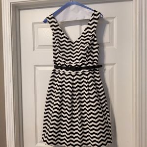 White House Black Market Sleeveless Black/White Chevron Dress Size 4